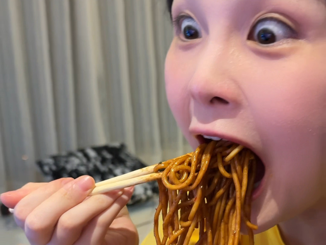 【小石奶凶】此女的忧郁在我之上