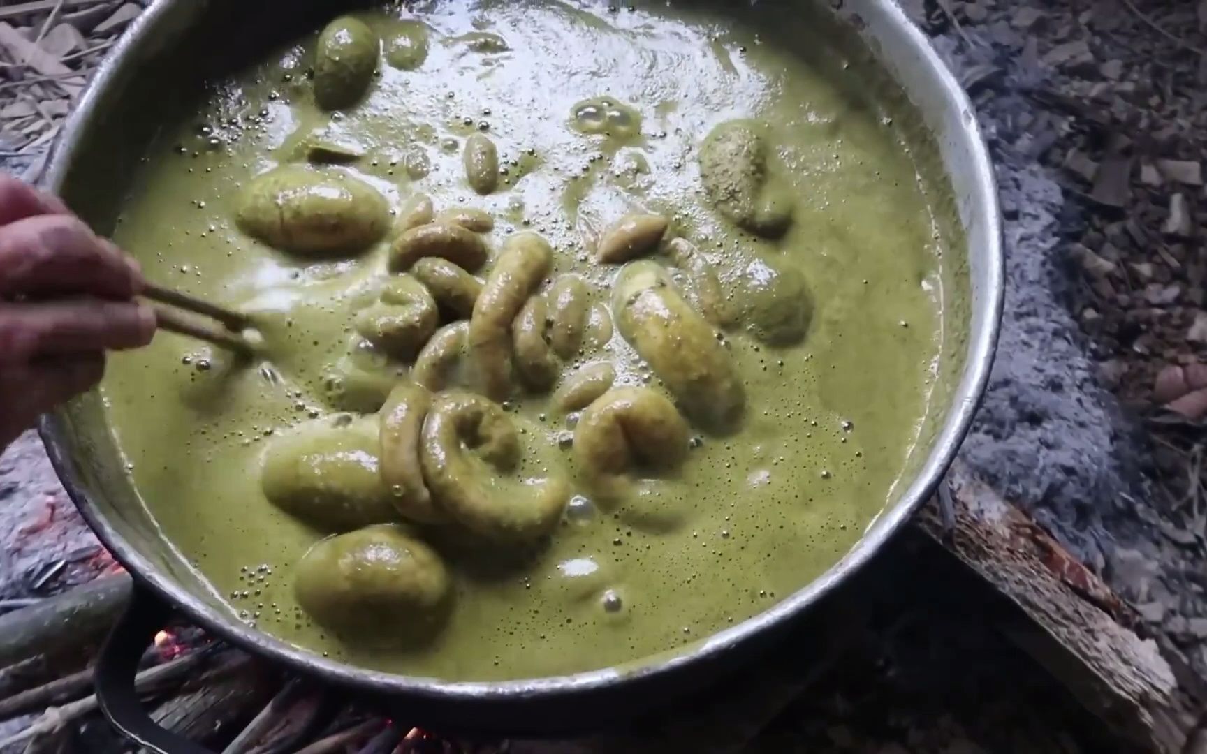 越南美食纪录片：新鲜牛肠整锅炖，颜色像抹茶，你敢吃吗？