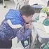 小学生误吞笔盖，老师用“海姆立克急救法”化险为夷。