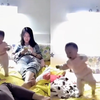 爸爸躺在床上逗女儿，女儿竟晃悠起身迈出第一步，妈妈表情亮了