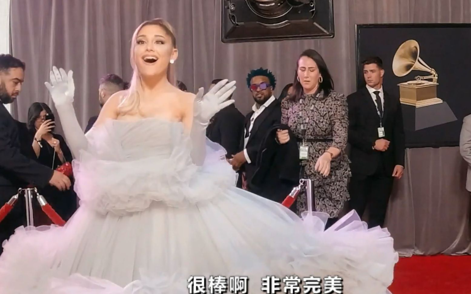 导演Cole Walliser在颁奖典礼红毯上给明星们拍的慢镜头大片，每一个都绝美！！