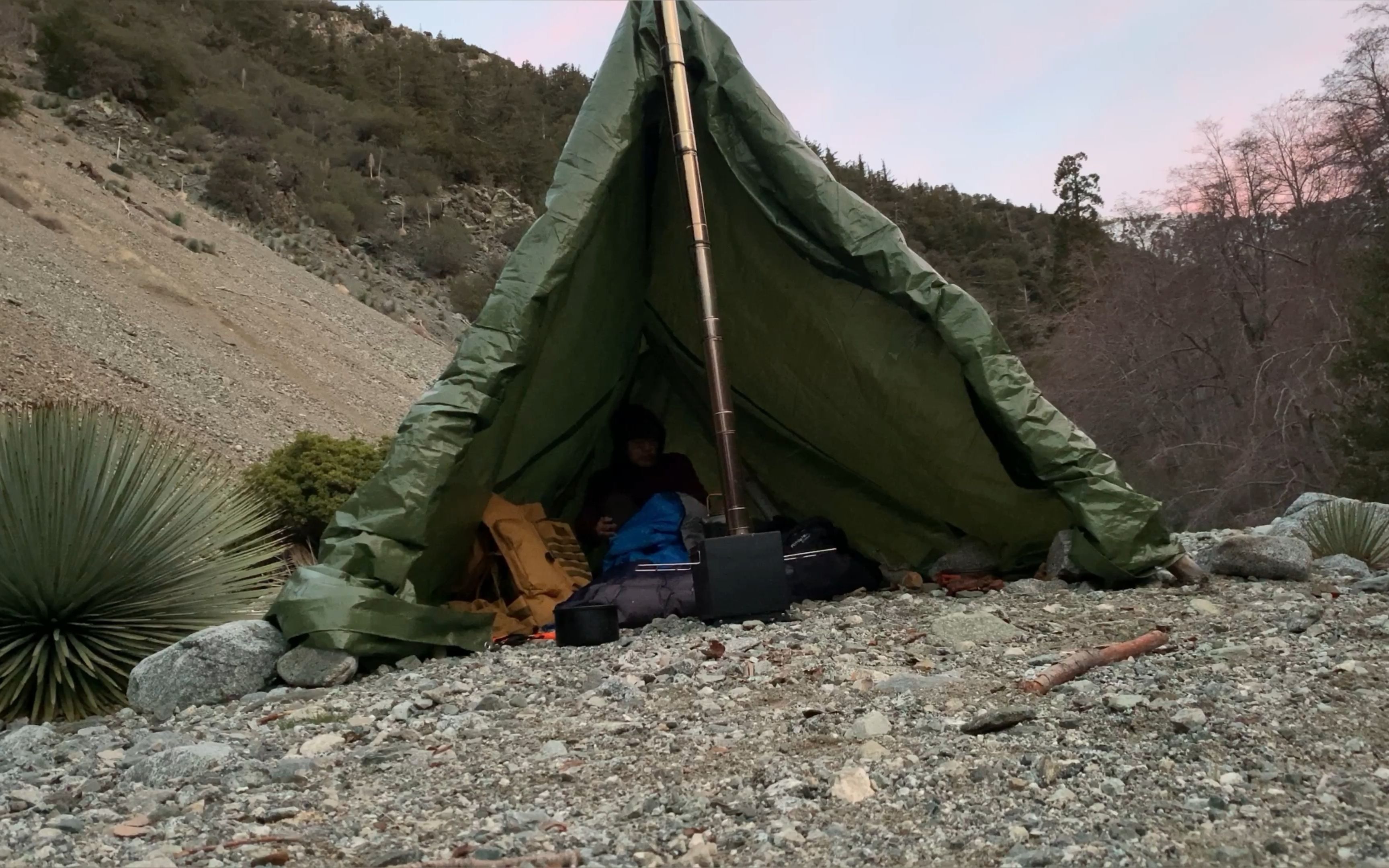 冬季单人户外露营，丛林探险，防雨布制作帐篷，温暖的庇护所，制作碳布