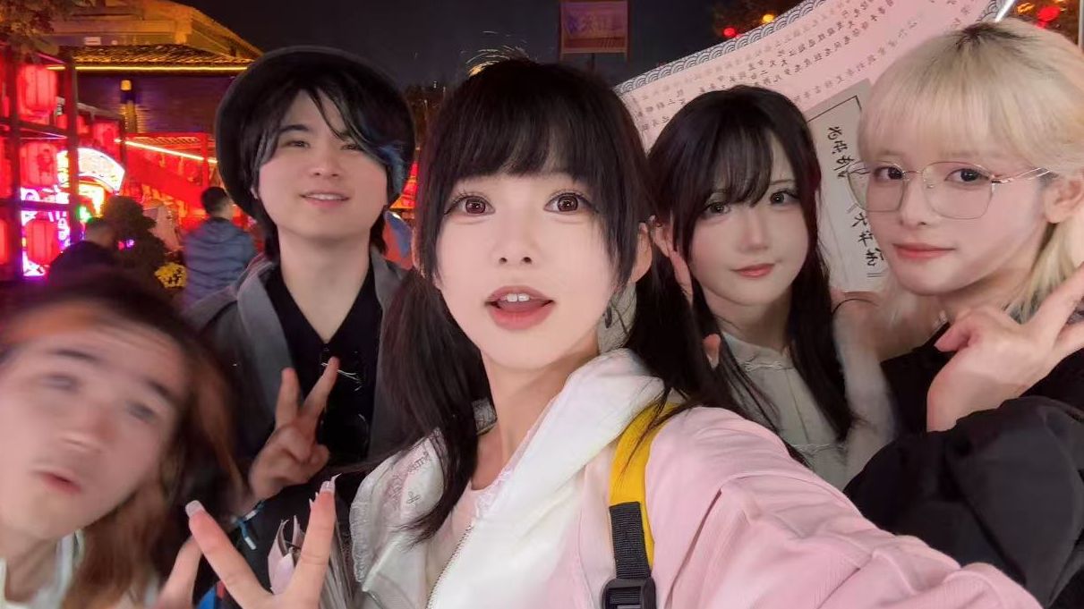 Team up with 5 people and venture south of the river! The scenic spots here have secretly evolved into Comic-Con?