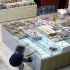 危险！5岁男孩大力拉拽玻璃柜台玩耍，不料柜台倒下砸中男孩双腿