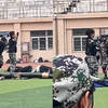 高校军训汇演，女生被“歹徒”劫持，一记“剪刀腿”惹全场欢呼