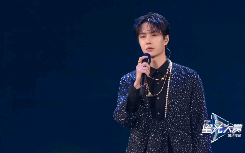 王一博星光大赏演唱《熹微》