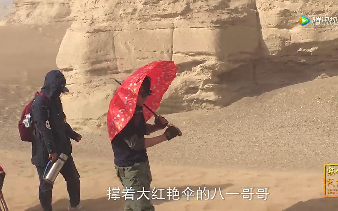 【靳东】《鬼吹灯之精绝古城》花絮:靳东撑起大红艳伞