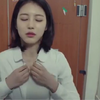【韩剧】：小伙子偷看女厕所美女，手速够快！居然得逞了