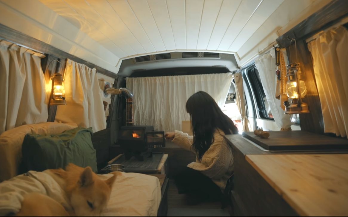 韩国小姐姐在自己的露营车里生柴火炉取暖