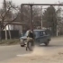 俄车臣参战士兵在乌克兰骑摩托兜风，迎面撞上带“Z”字标识车辆险些酿成事故……