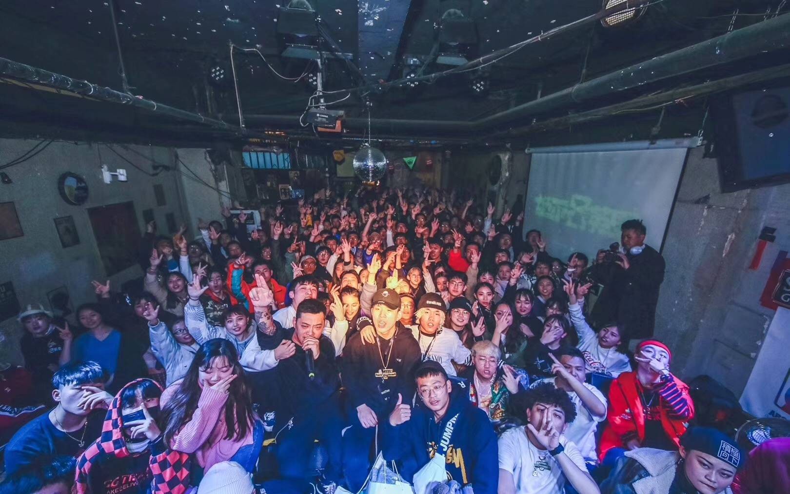 地下八英里官方