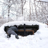 顶着零下60℃暴风雪，进入森林地下防空洞，信好里面太暖和了