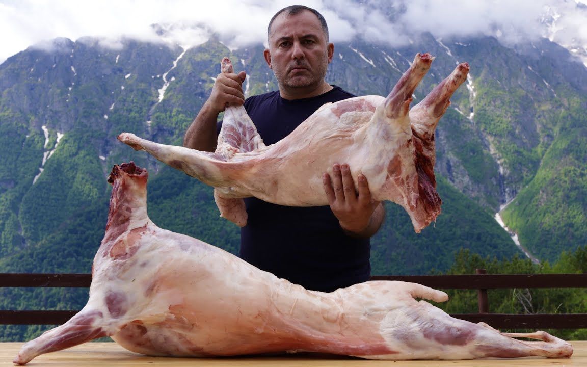 高加索大叔于山上办了个羊肉宴，两只小羊烤煮两吃！