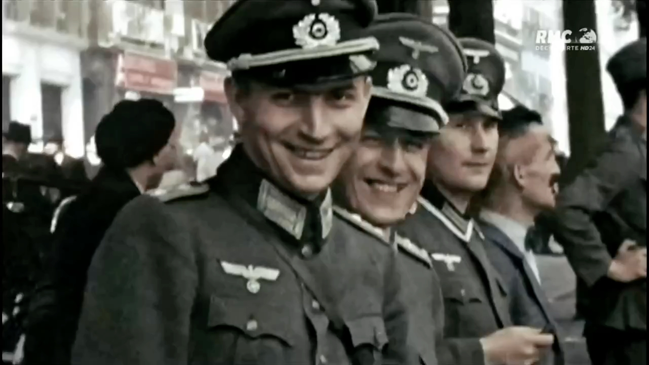 二战时很多德国年轻人参军，就是为了得到漂亮的军服。希t勒曾经说过军服一定要设计的帅气，这样才会有更多的年轻人来当兵。