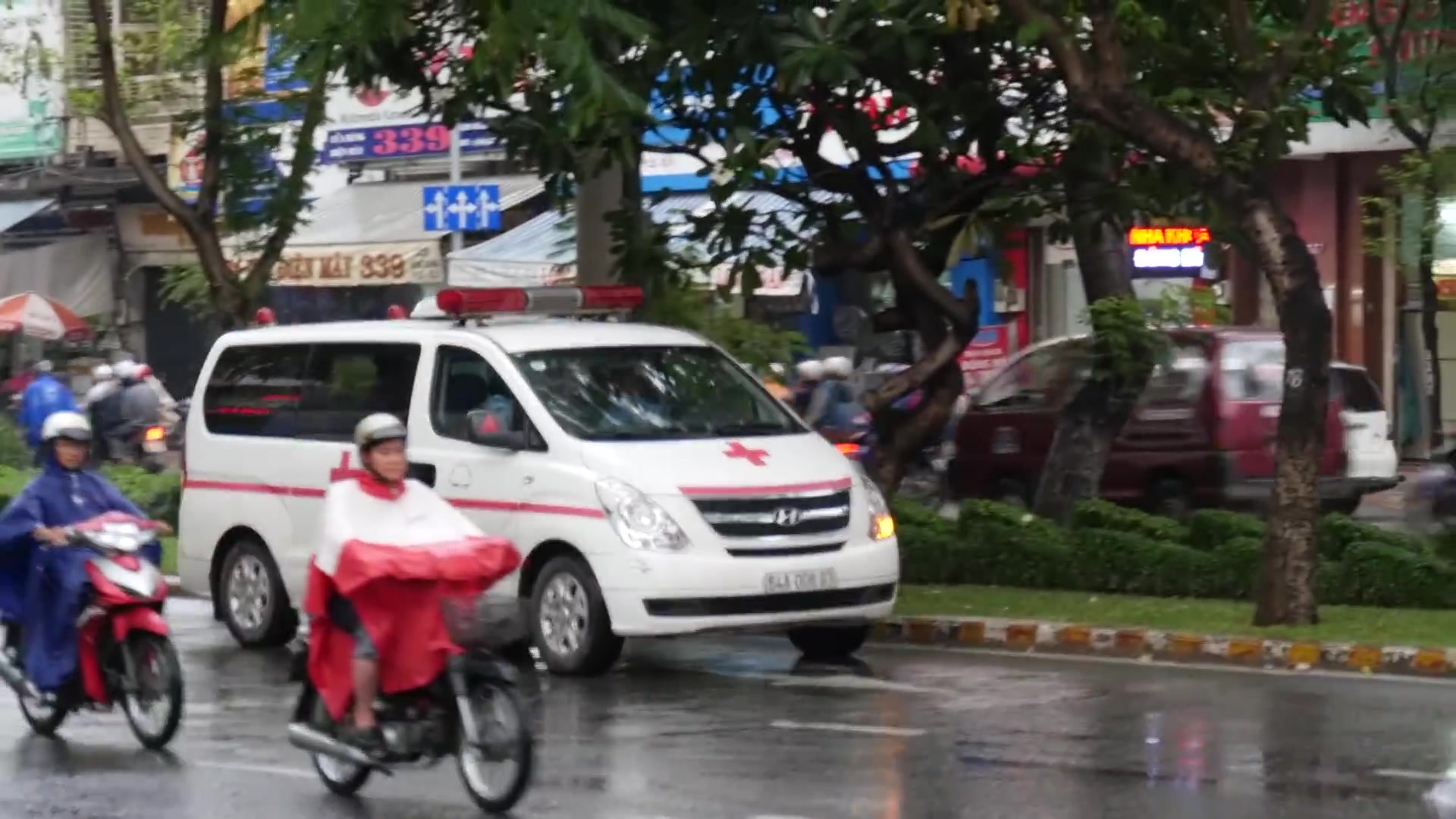 越南胡志明市急救车紧急出警～使用韩国进口急救车警报器出警