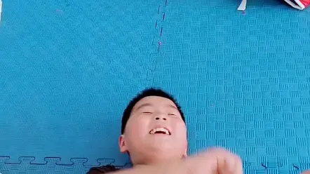 被损友锁住挠痒痒惩罚