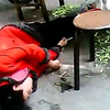 实拍：女孩癫痫病发作，场面十分吓人，围观者也是束手无策