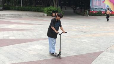 180+Fakie+hafcab 转体 倒车 跳/拉回 基础招式 CSD动作教学 SCOOTER <em class="keyword">极限滑板车</em>