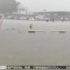 郑州暴雨：肩并肩洪水中行走，人被冲走众人救，惊险有温暖！