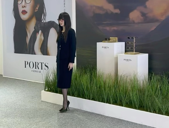 江疏影黑丝高跟鞋，江疏影穿黑丝算是比较少见了