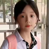 萝莉女儿上学到门口舍不得离开