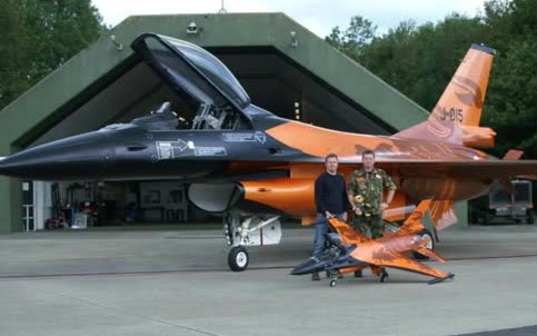【新鲜社】大神完美复制F16飞机 遭荷兰空军面谈
