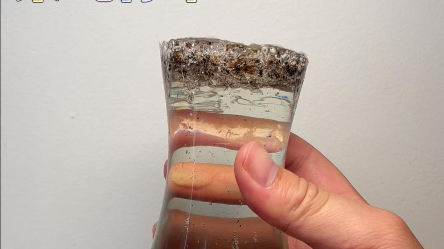 由于环氧树脂在变硬的过程中发热，这温度直接把塑料瓶给热变形了