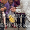 87岁老奶奶带着女儿，让老板给他一块儿，没想到却