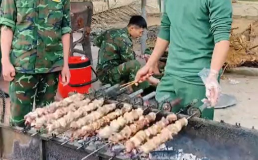 越南人民军某部新年会餐吃的很不错，有越南特色的方形粽子、白切鸡、烤肉串和炸饺子