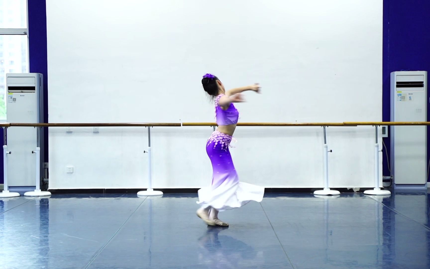 北艺校园杯中国舞作品《月之花语》，经典傣族独舞，唯美动人！