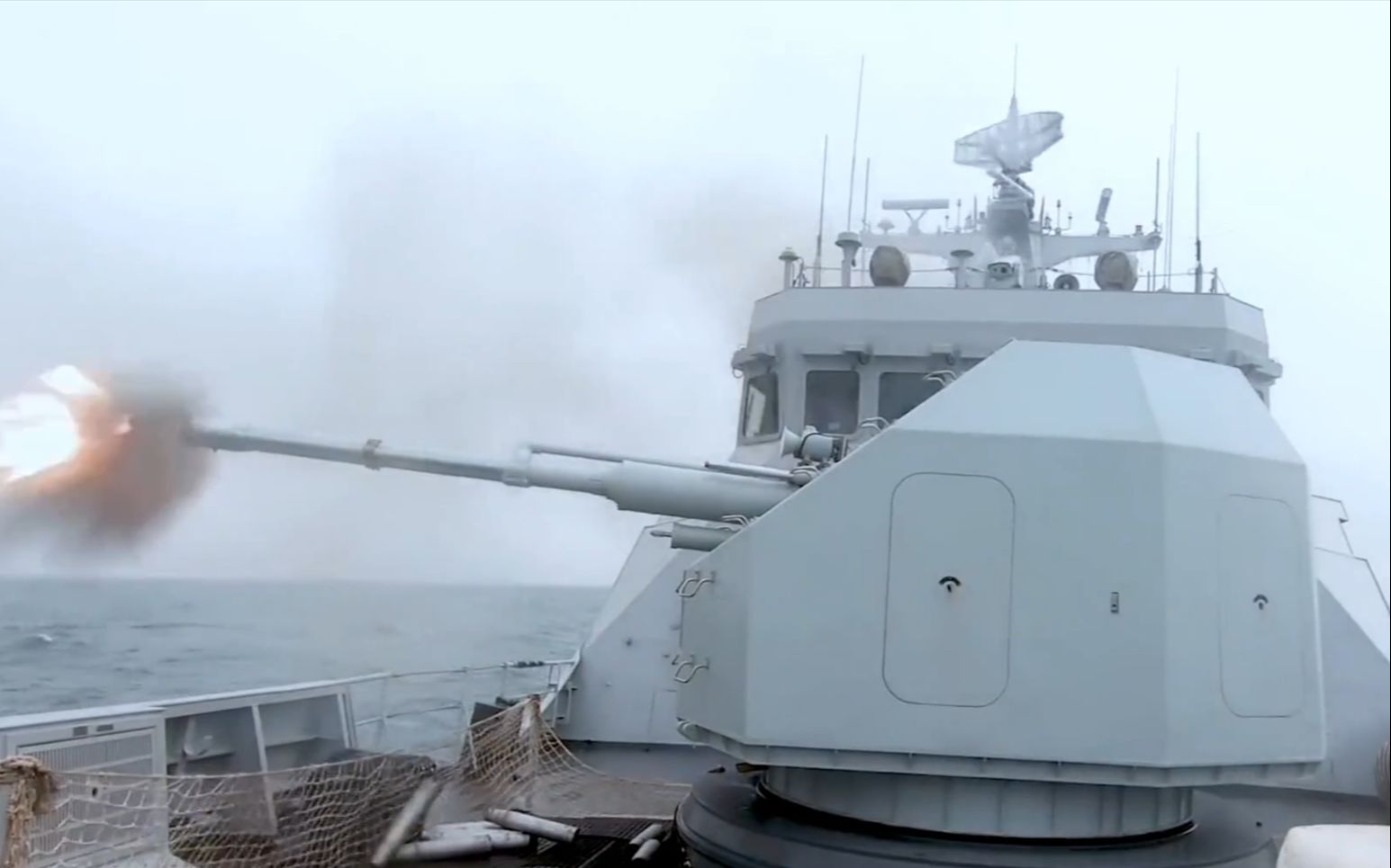 056轻型护卫舰上的H/PJ-26型76毫米单管舰炮对空射击演练