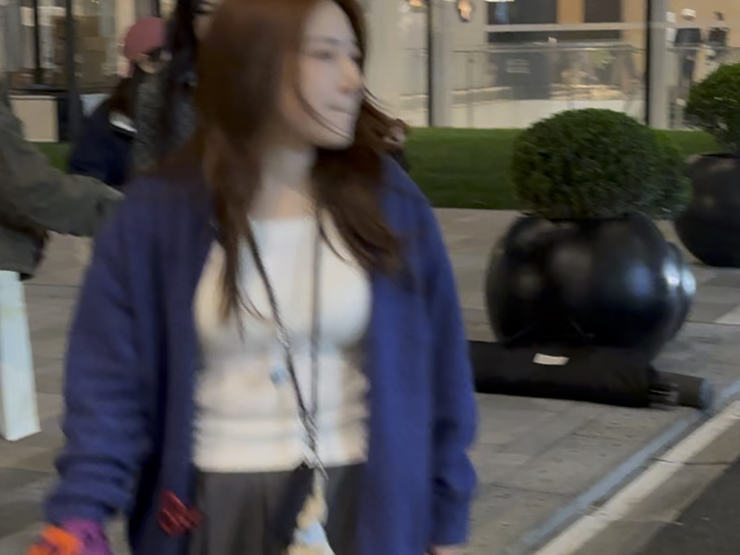 周雨彤这个天气能光腿女明星真的不怕冷