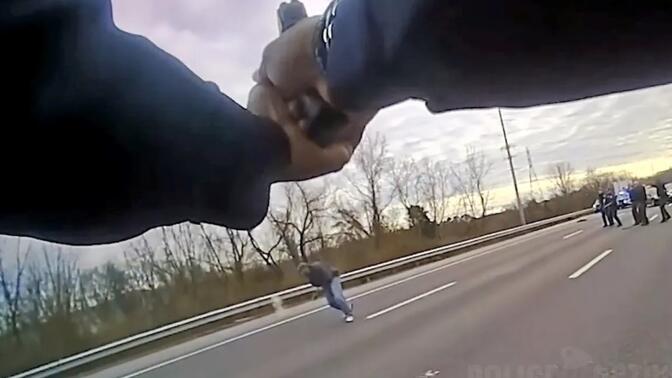 田纳西州9名警察在高速公路上对峙后向一名男子开火的执法记录仪画面。