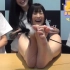 日本小姐姐挠脚心实验，到底是逗猫棒更痒还是毛笔更痒