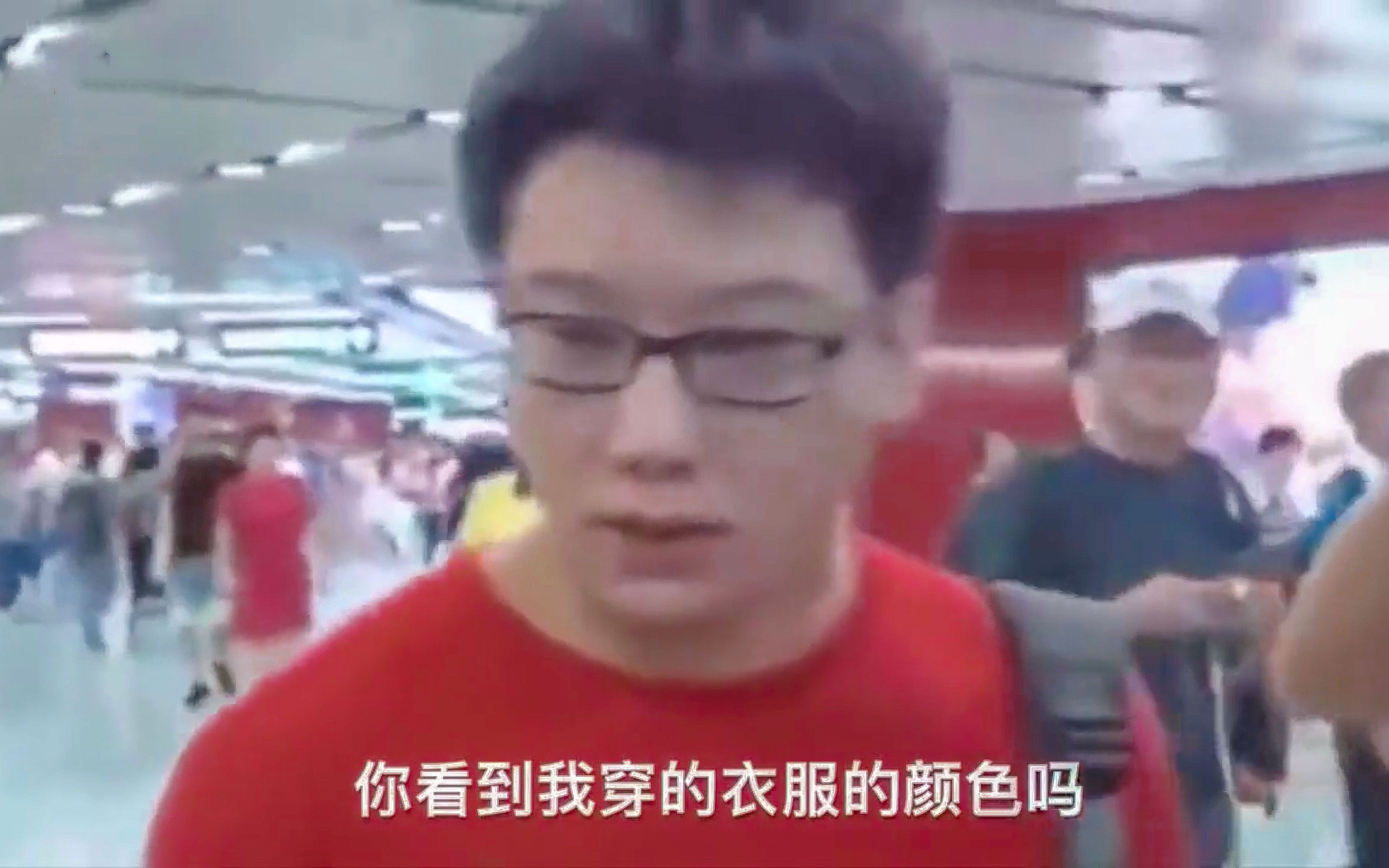 遭香港暴徒殴打辱骂，红衣男子霸气回答！