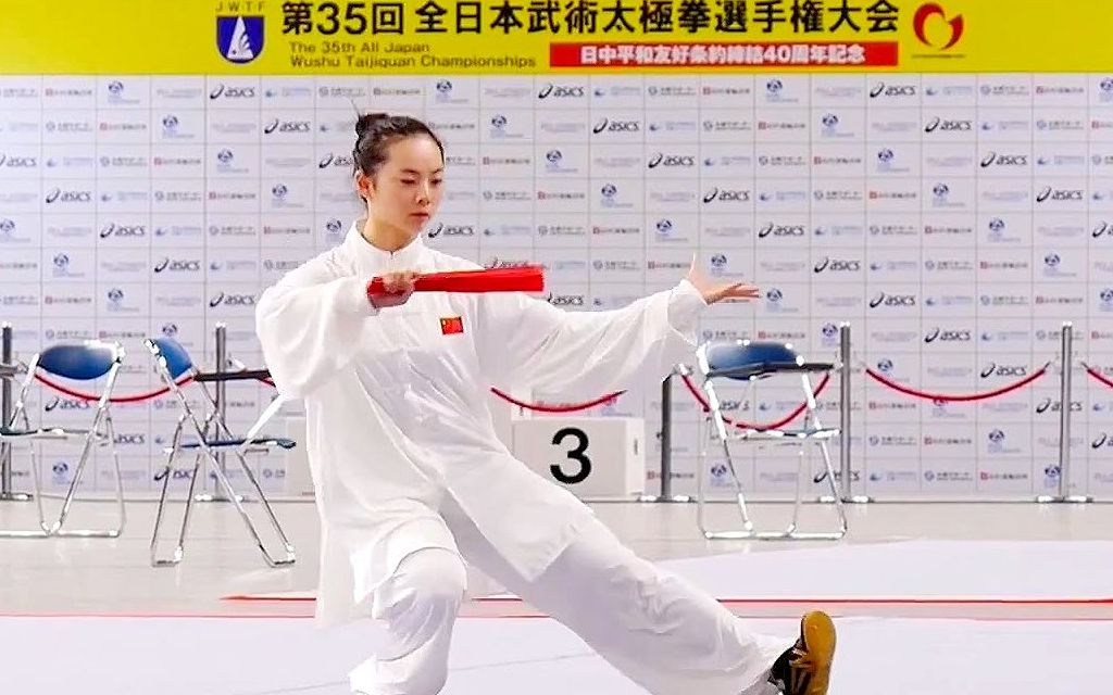 中国选手在日本表演太极扇