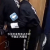 "奶茶店小姐姐误把新来男大学生当小姐妹，搂抱引热议" 男生：培训的时候也妹说有这一出啊！后有奶茶男男手把手教学