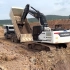 挖掘机在野外取土作业