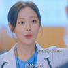 女生被人偷拍，男人看到了马上给她披上自己的外套，还找对方把偷拍视频删除了！男二女二这一对也很好嗑