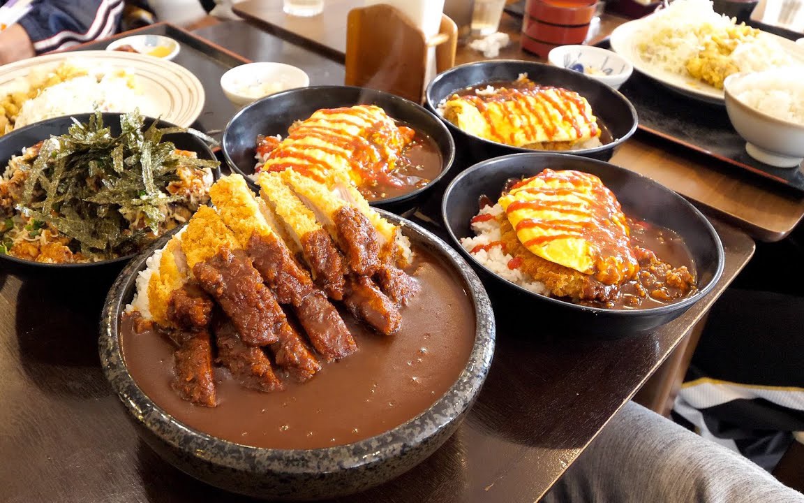 日本街头美食：份量惊人的咖喱猪排饭，深受学生党的欢迎