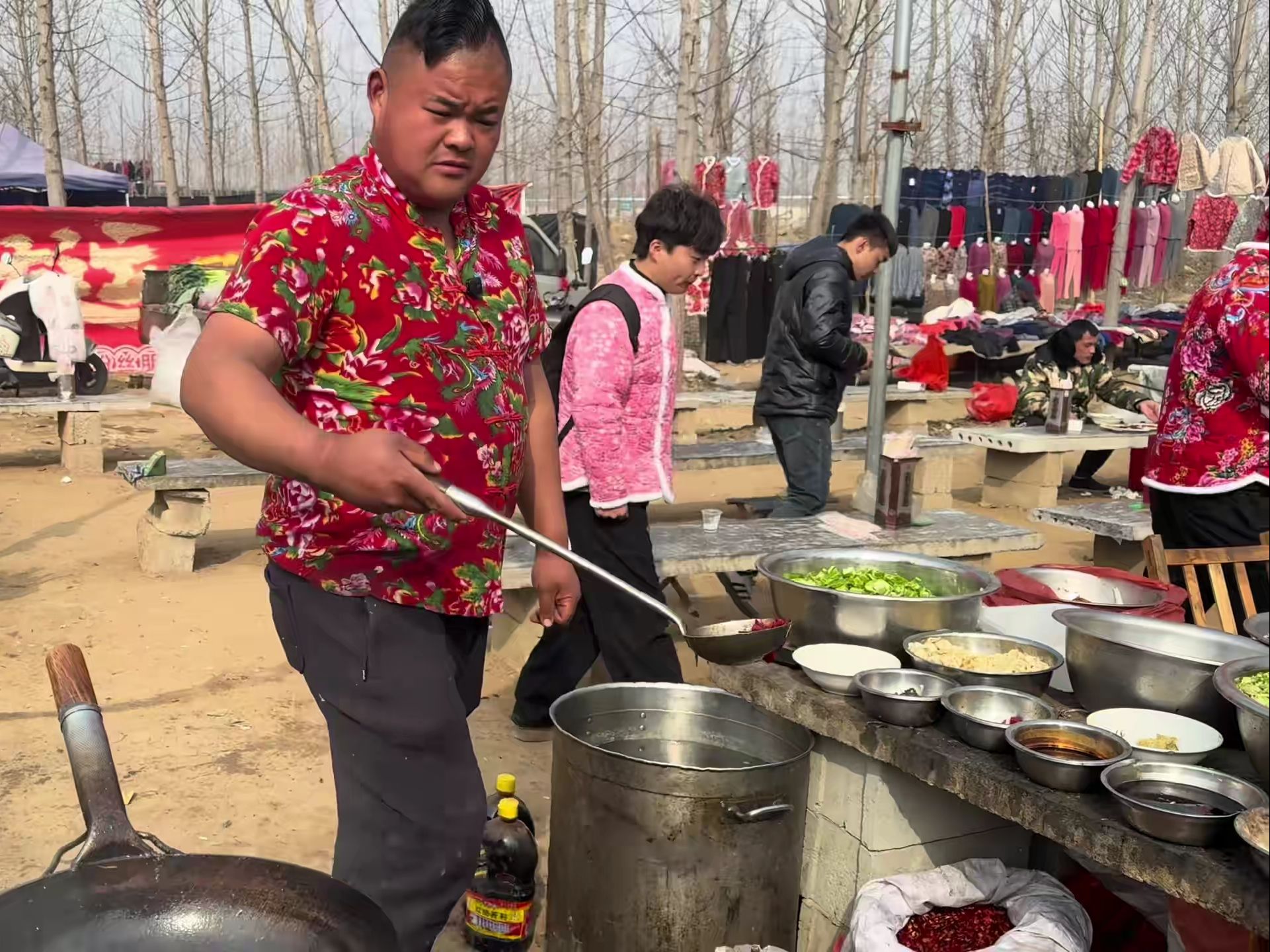 山东大集网红小胖100元6个菜，和他小喝两杯 山东大集网红小胖100元6个菜，和他小喝两杯