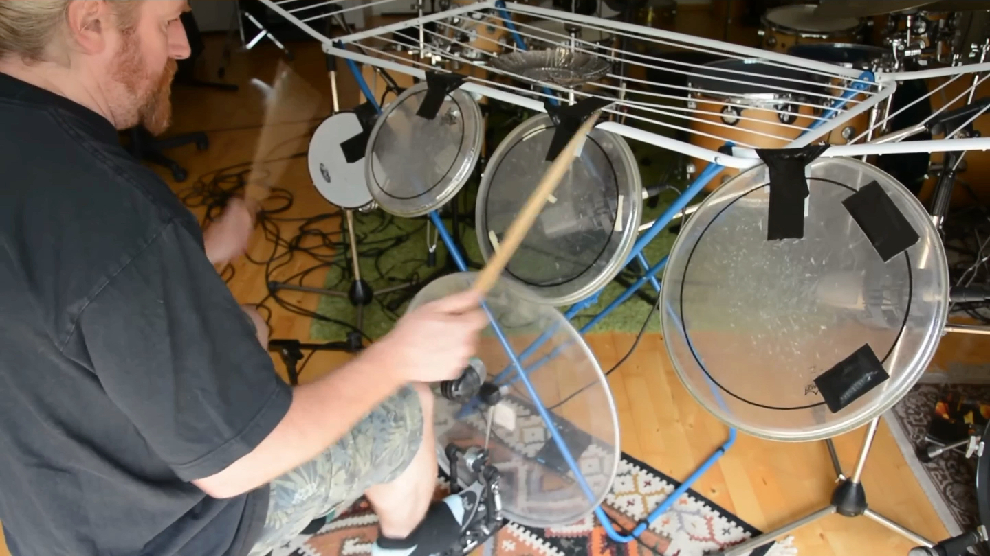 世界上最便宜的架子鼓——凉衣架套鼓！奇妙的声音！