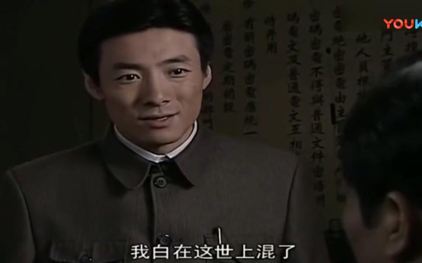 生活 搞笑 2018-05-25 14:41  《潜伏》站长才厉害, 让李涯干活, 让