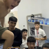 假装女朋友在寝室里打电话