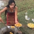 柬埔寨妹子做油炸面皮裹猪肉，金灿灿的！