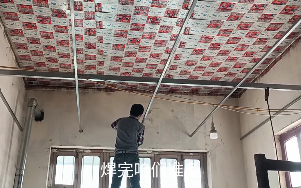 吊个房顶只用了800块钱，小哥在家自己动手安装PVC吊顶板 效果还不错