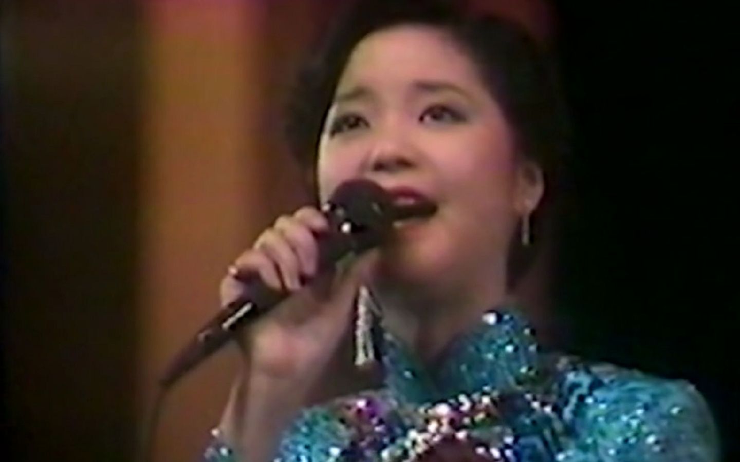 邓丽君-1983十五周年香港巡回演唱会现场全集_哔哩哔哩_bilibili