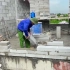建筑工人使用多孔砖砌筑填充墙