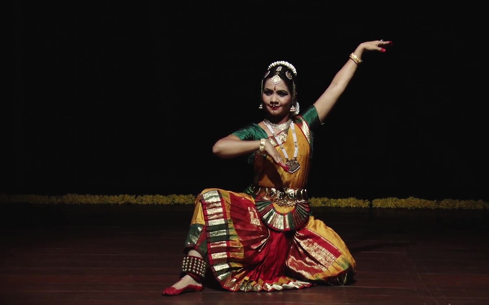 【印度古典舞】礼赞湿婆：此生惟愿一睹您起舞的双足（原创翻译）