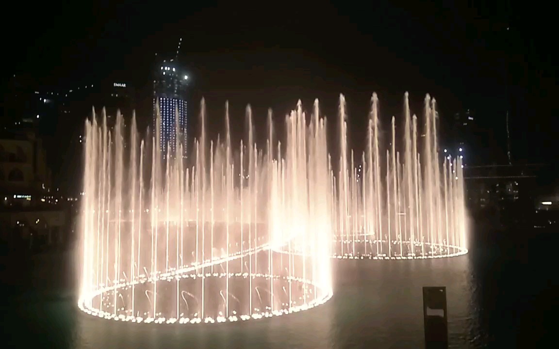 世界之最赞音乐喷泉在迪拜.平民视角也很美.摄于迪拜mall苹果店观景台